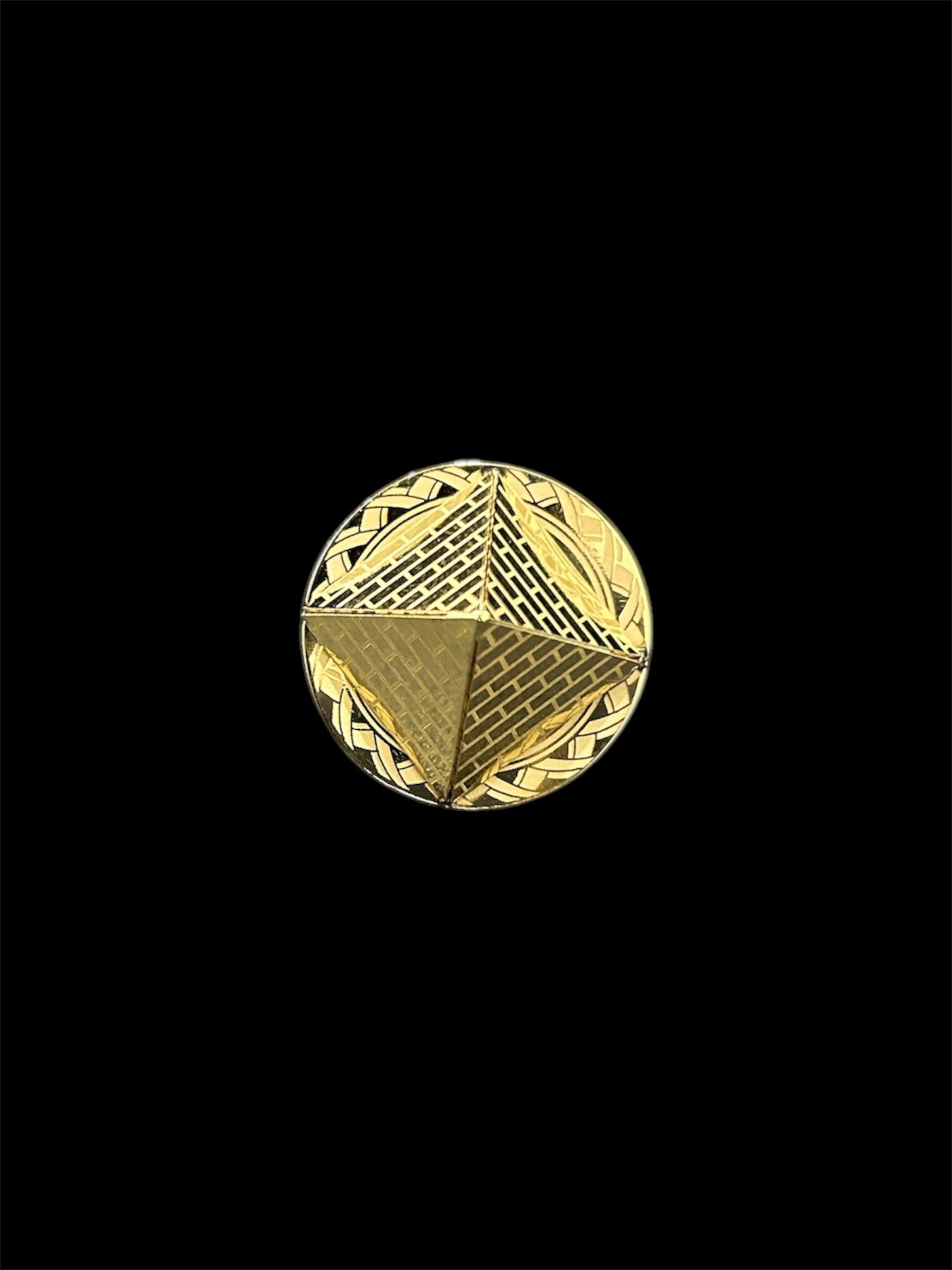 Pyramide-contour-soleil-decoupe-grec-face-