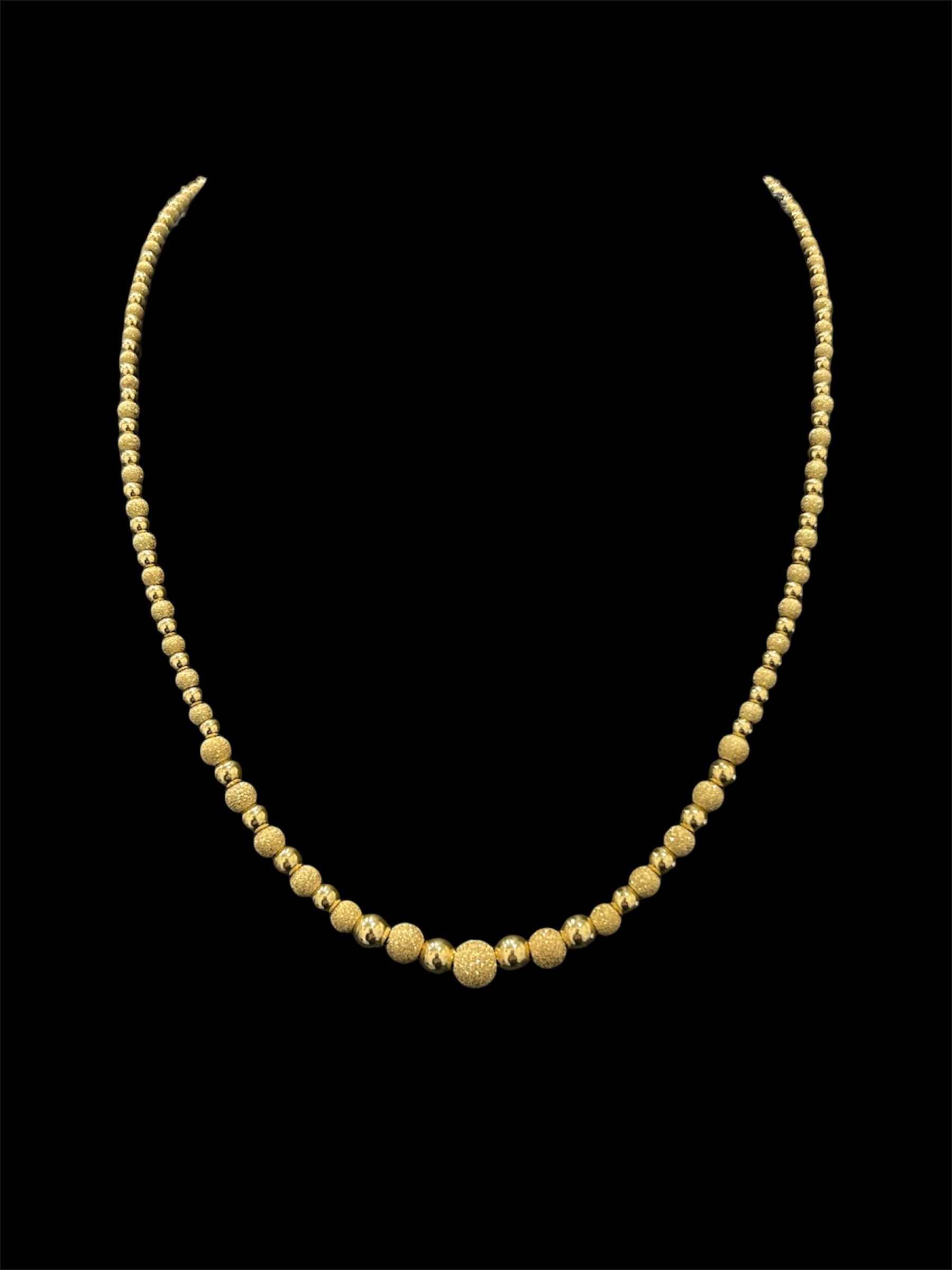 collier boules lisse satinées 6mm. collier boules lisse satinées 6mm.