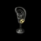 Boucles d'oreilles à motifs.